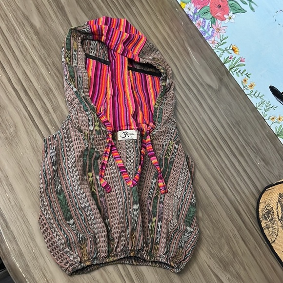 BOHO CROP COLORFUL TOP WITH HOOD - Picture 5 of 16